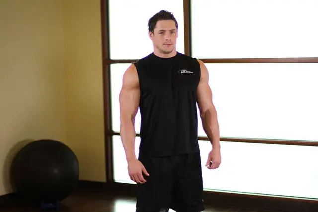 Exercițiul Întindere deltoid posterior — demonstrație